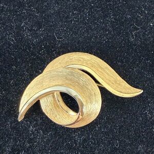 Elegant Vintage Crown Trifari Gold-Toned Swirl/Ribbon Texture Brooch